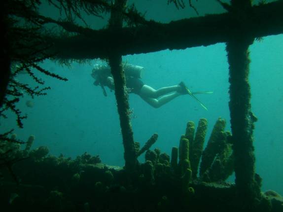 Mergulho no naufrágio Lesleen M, em Soufriere, sul de Santa Lúcia, no Caribe